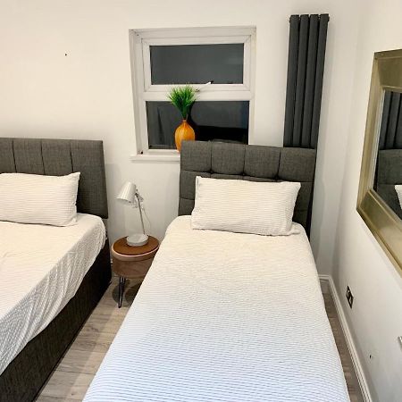 Modern 2 Bedroom Apartment With Private Garden Near Canary Wharf Лондон Экстерьер фото