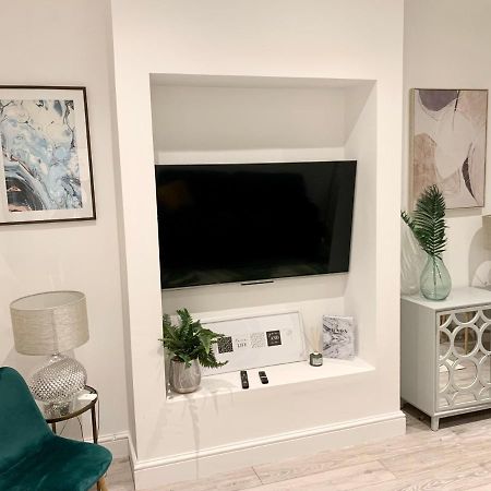 Modern 2 Bedroom Apartment With Private Garden Near Canary Wharf Лондон Экстерьер фото