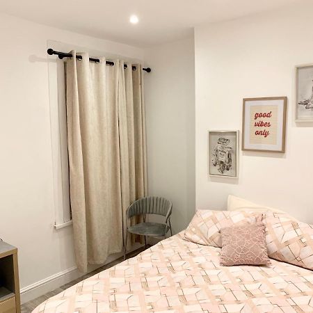 Modern 2 Bedroom Apartment With Private Garden Near Canary Wharf Лондон Экстерьер фото