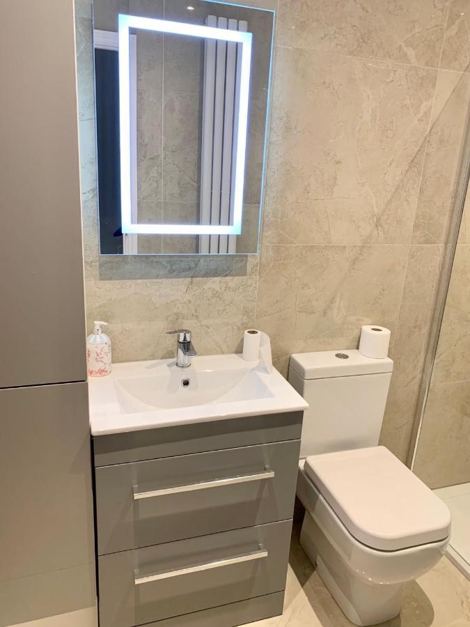 Modern 2 Bedroom Apartment With Private Garden Near Canary Wharf Лондон Экстерьер фото