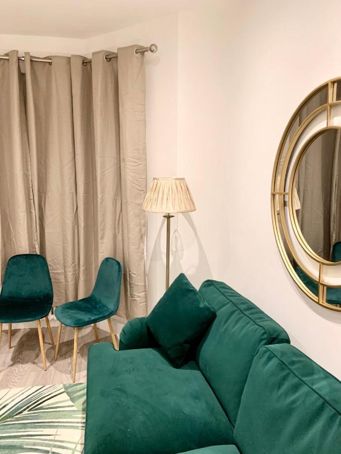 Modern 2 Bedroom Apartment With Private Garden Near Canary Wharf Лондон Экстерьер фото