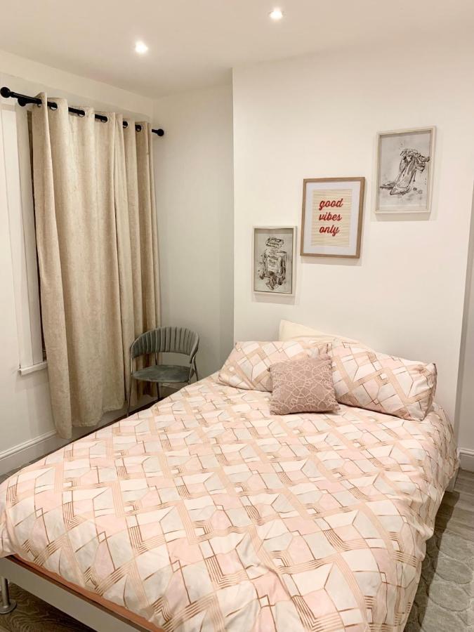 Modern 2 Bedroom Apartment With Private Garden Near Canary Wharf Лондон Экстерьер фото