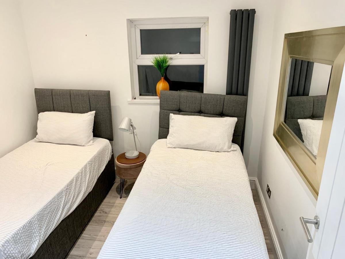Modern 2 Bedroom Apartment With Private Garden Near Canary Wharf Лондон Экстерьер фото