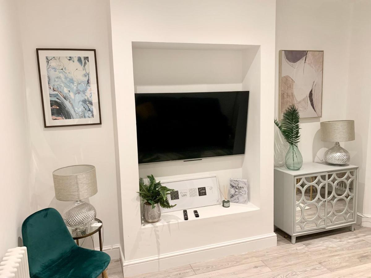 Modern 2 Bedroom Apartment With Private Garden Near Canary Wharf Лондон Экстерьер фото