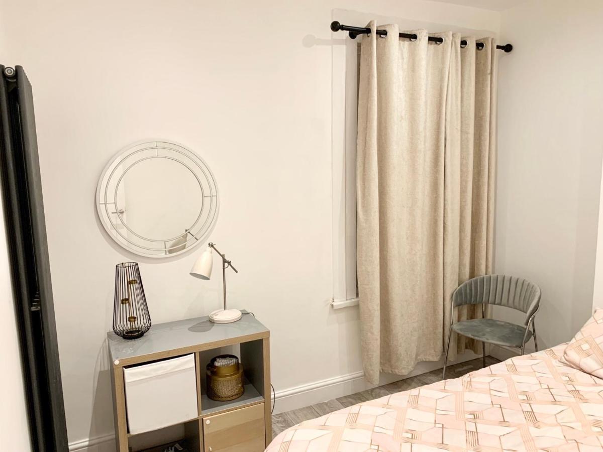 Modern 2 Bedroom Apartment With Private Garden Near Canary Wharf Лондон Экстерьер фото