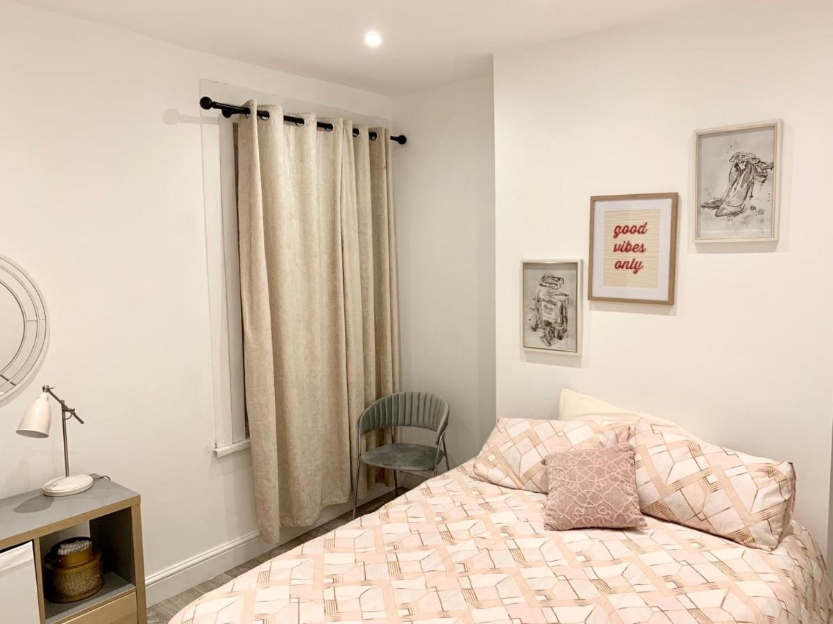 Modern 2 Bedroom Apartment With Private Garden Near Canary Wharf Лондон Экстерьер фото